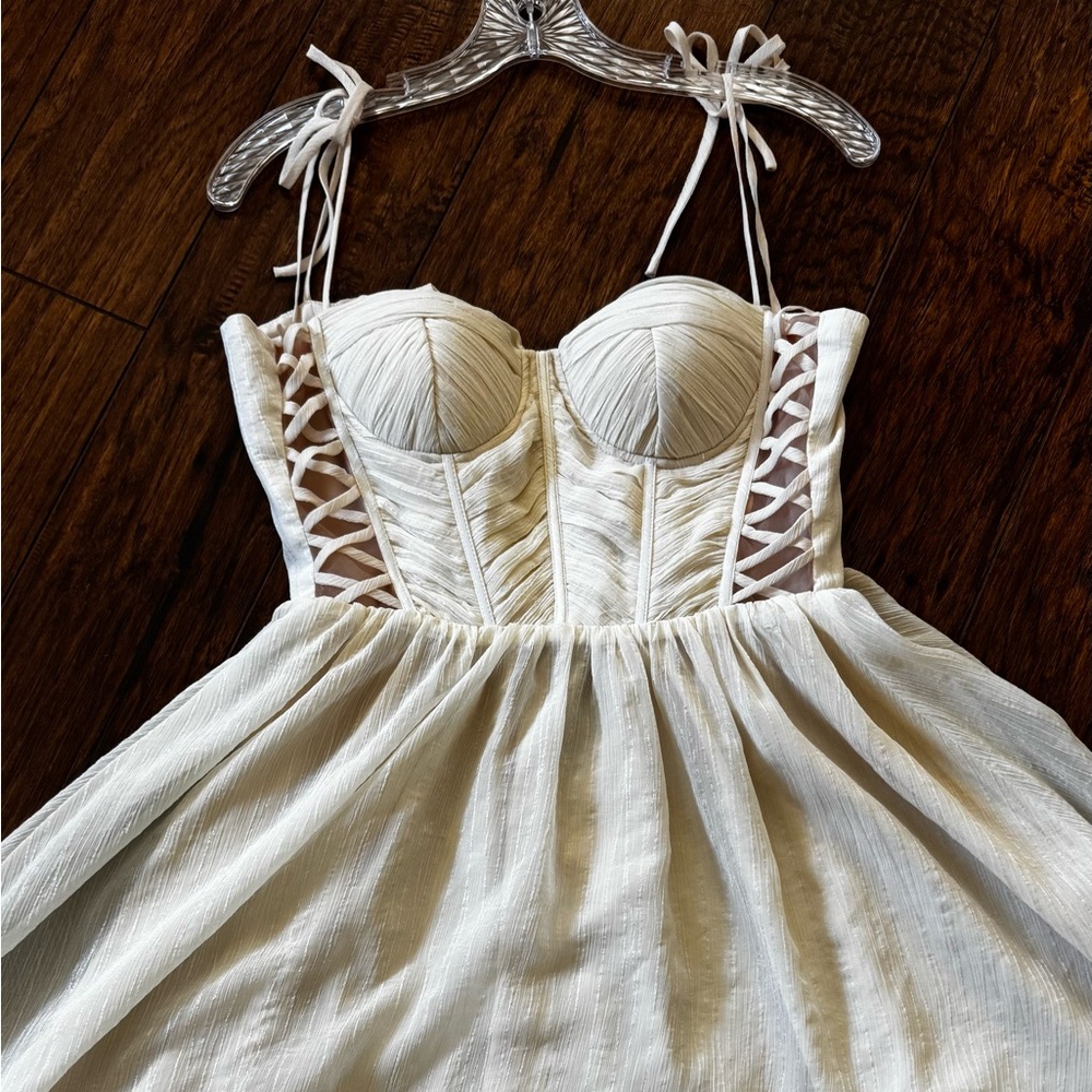 Chic Strapless White Dress with Lace-Up Detail